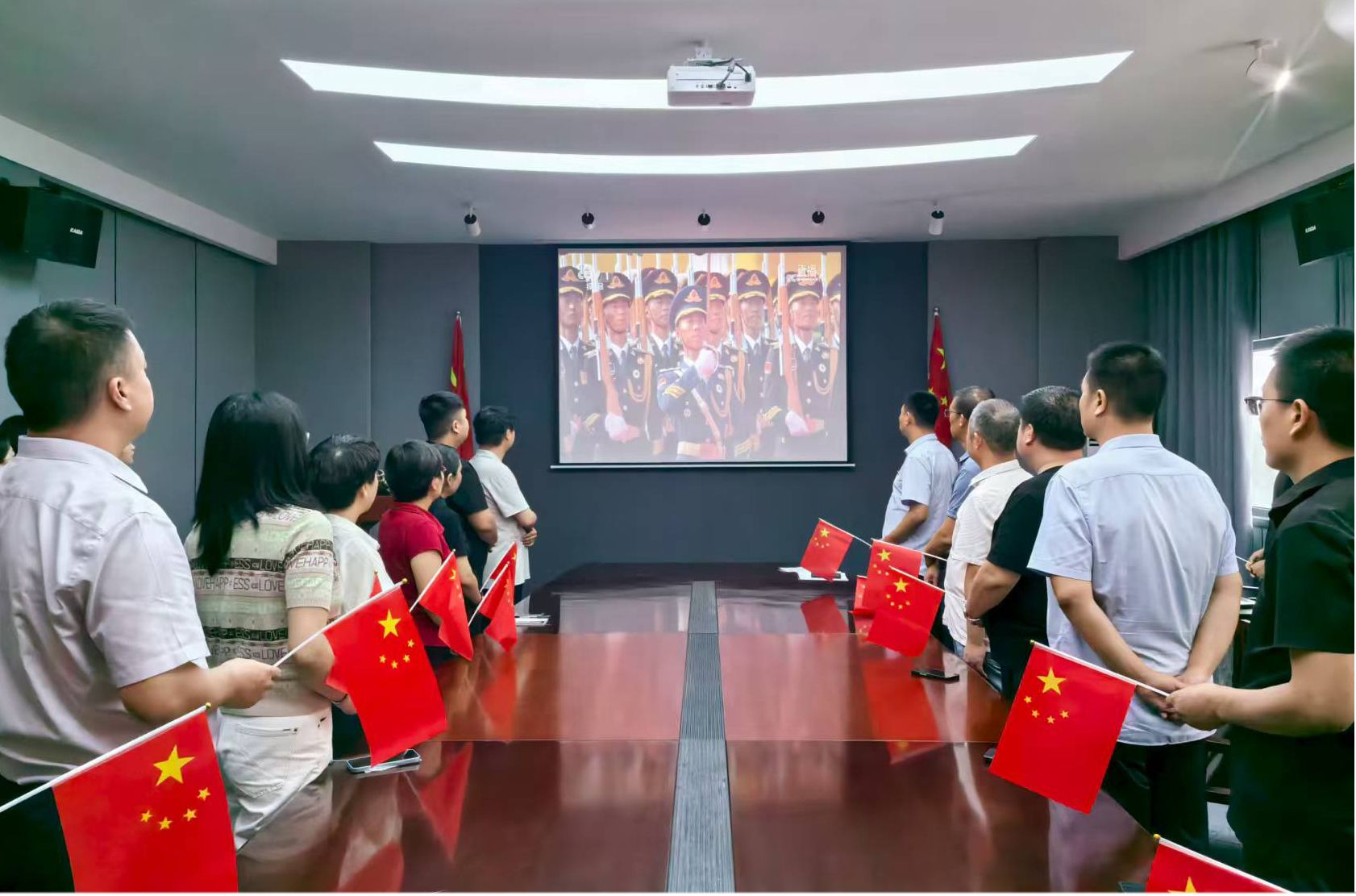 河南鸿宸建设有限公司组织观看纪念中国人民抗日战争暨世界反法西斯战争胜利80周年大会及阅兵活动